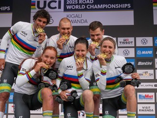 Austrálski cyklisti po víťazstve v mix tímovej časovke na MS 2025. 
