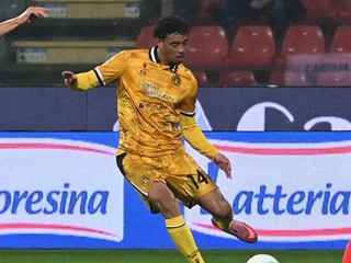 Arthur Atta z Udinese strieľa počas zápasu 7. kola talianskej Serie A US Cremonese - Udinese Calcio.