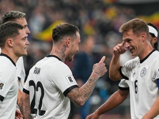 Hráč Nemecka David Raum (uprostred) sa teší z gólu v zápase A-skupiny európskej kvalifikácie MS2026 vo futbale mužov Nemecko - Luxembursko.