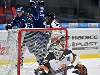 Brankár Vladimír Glosár (Michalovce) inkasuje gól v zápase 13. kola hokejovej Tipos extraligy HK Dukla Michalovce - HK Poprad.