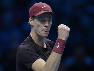 Jannik Sinner sa teší v zápase s Alexom de Minaurom.