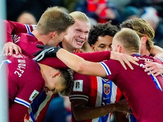 Erling Haaland (uprostred) oslavuje so spoluhráčmi po tom, ako strelil  štvrtý gól v zápase I-skupiny európskej kvalifikácie na MS 2026 Nórsko - Estónsko.