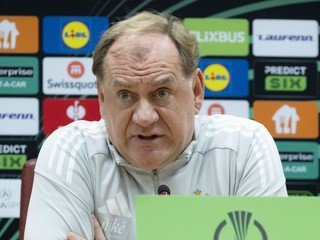 Tréner ŠK Slovan Bratislava Vladimír Weiss st. počas tlačovej konferencie.