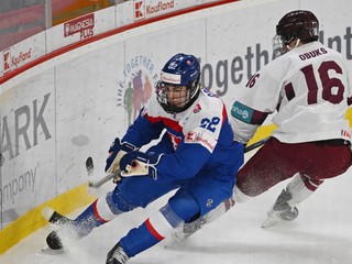 Na snímke vľavo kapitán Slovenska na MS U18 Adam Goljer.
