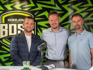 Zľava Lukáš Havlíček, moderátor Stanislav Benčat a Tomáš Chrenko v podcaste Hokejový BOSS.