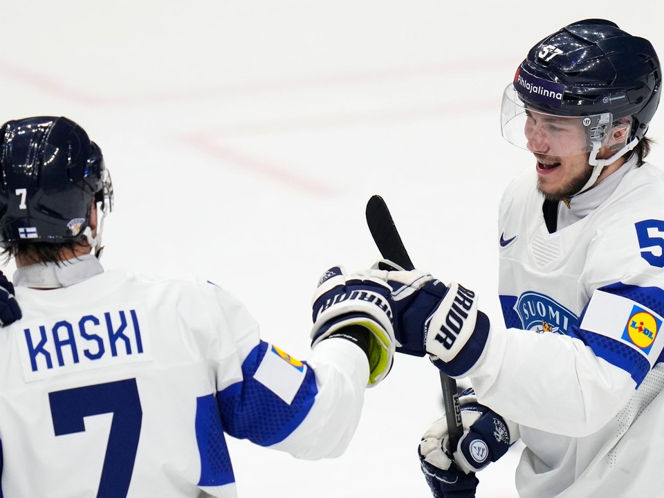 Arttu Hyry a Oliwer Kaski počas zápasu Fínsko - Nórsko na MS v hokeji 2024.