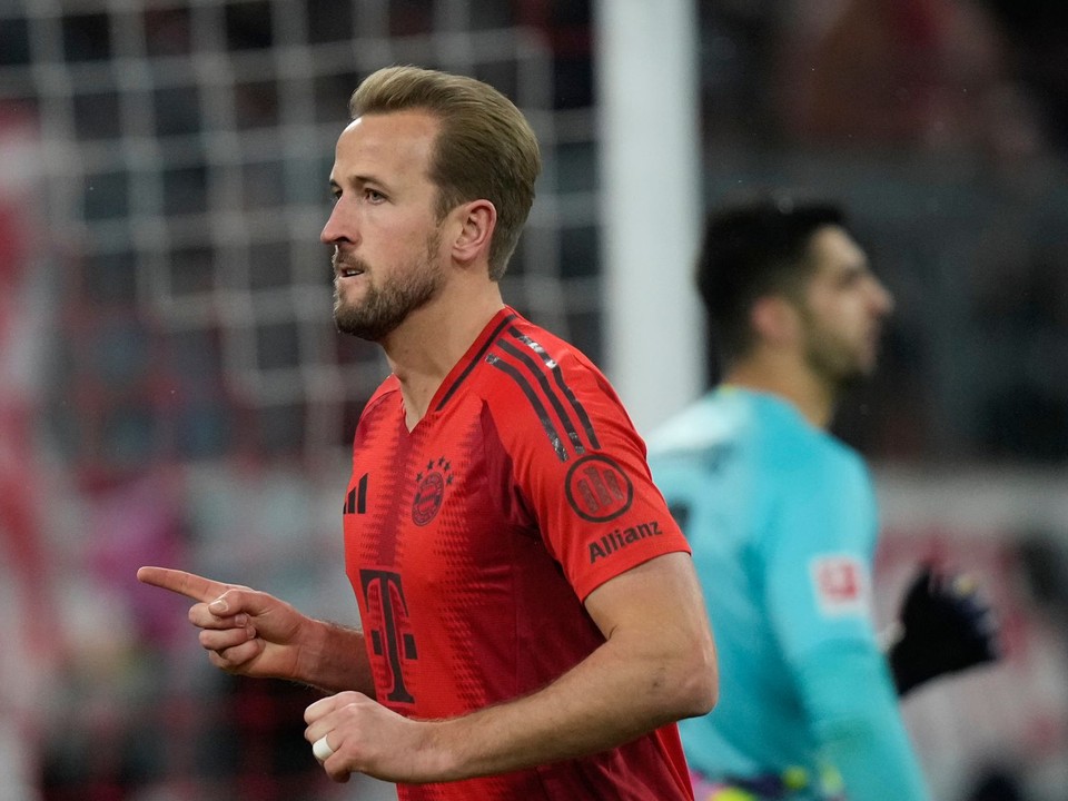 Futbalista Bayernu Mníchov Harry Kane sa teší z gólu.