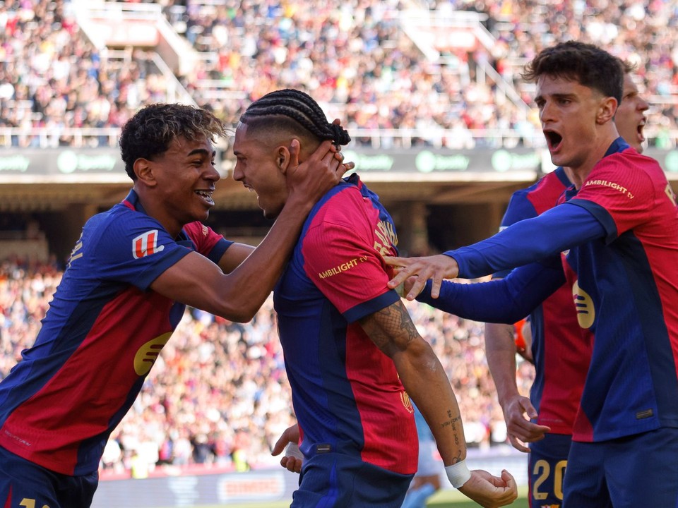 Futbalisti FC Barcelona oslavujú gól.