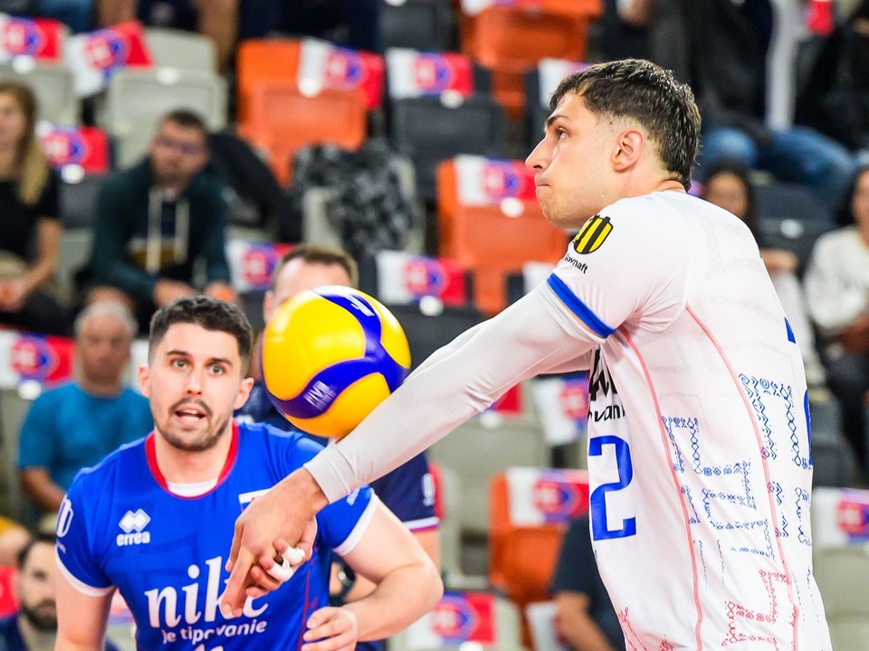 Slovenskí hráči zľava Bartolomej Jakubík a Július Firkal počas zápasu Zlatej Európskej ligy.