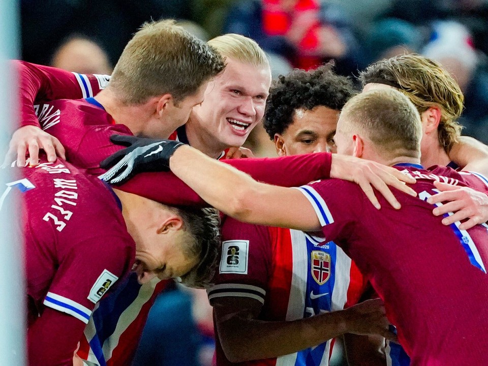 Erling Haaland (uprostred) oslavuje so spoluhráčmi po tom, ako strelil štvrtý gól v zápase I-skupiny európskej kvalifikácie na MS 2026 Nórsko - Estónsko.