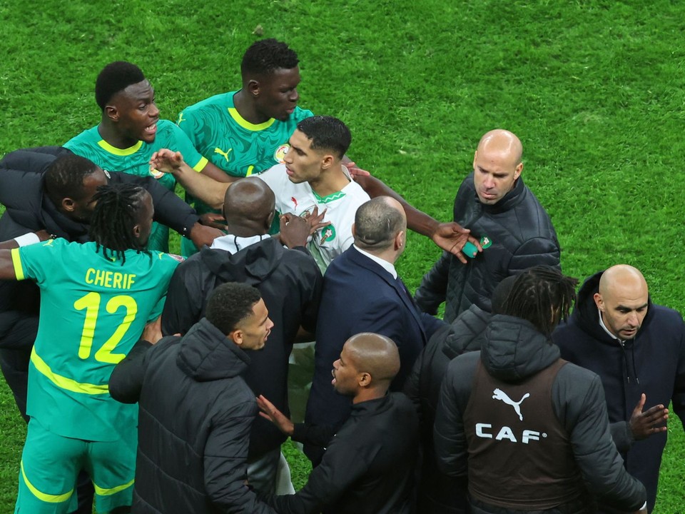 Marocký hráč Achraf Hakimi (v strede) sa dostal do potýčky s hráčmi Senegalu po tom, čo bola v závere finálového zápasu Afrického pohára kontroverzne odpískaná penalta.