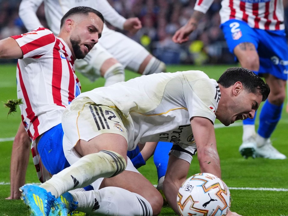 Dávid Hancko a Brahim Diaz.

