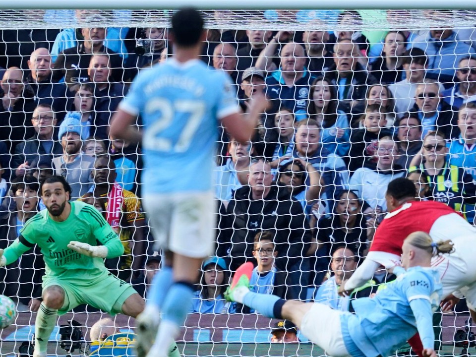 Erling Haaland strieľa rozhodujúci gól zápasu Manchester City - Arsenal.