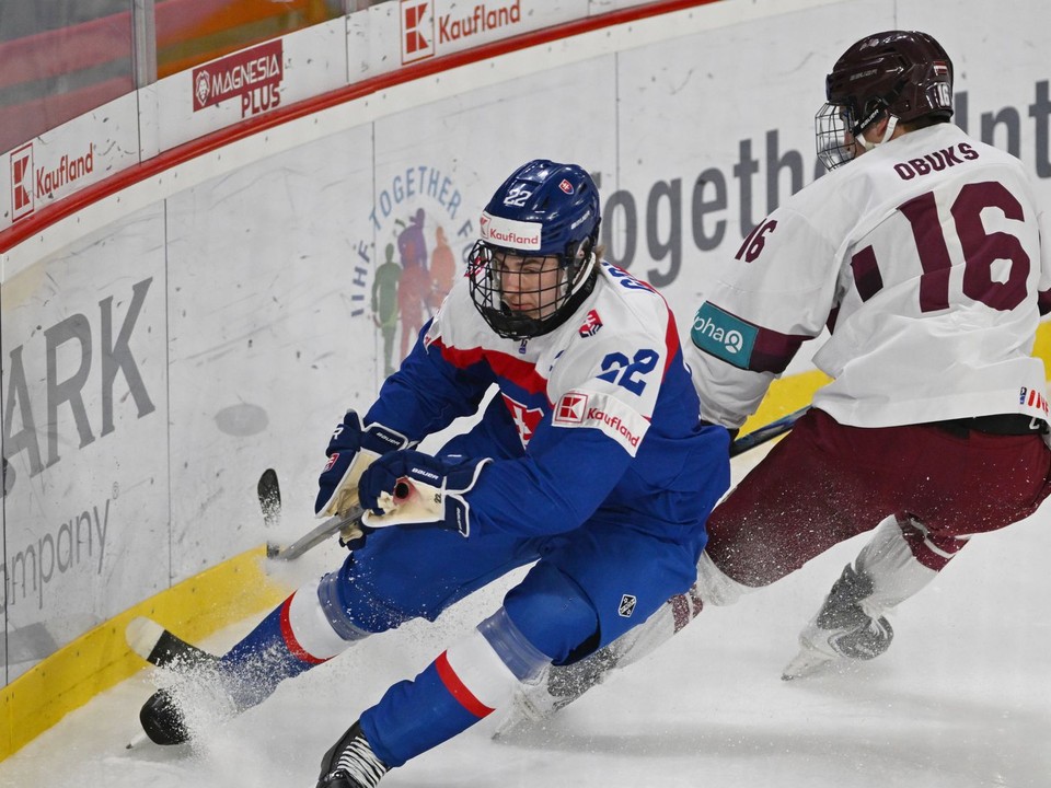 Na snímke vľavo kapitán Slovenska na MS U18 Adam Goljer.