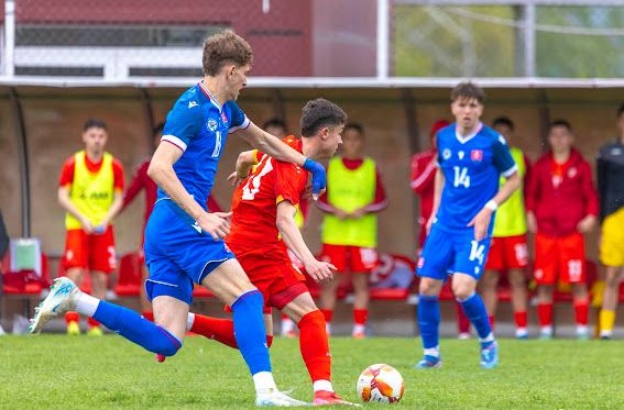 Adam Žulevič v drese Slovenskej futbalovej reprezentácie do 19 rokov.