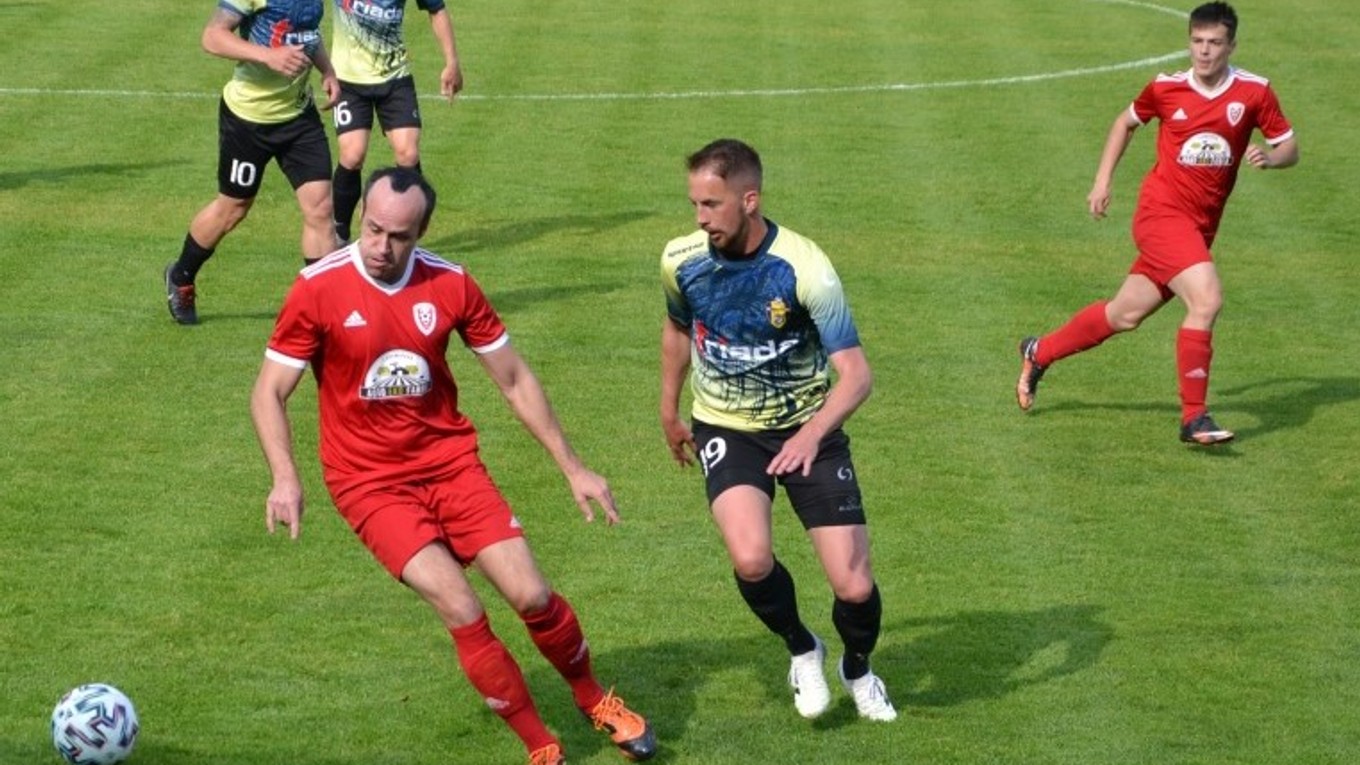 V III. lige Východ budú aj naďalej pôsobiť futbalisti Svidníka (v červených dresoch).