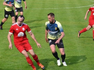 V III. lige Východ budú aj naďalej pôsobiť futbalisti Svidníka (v červených dresoch).