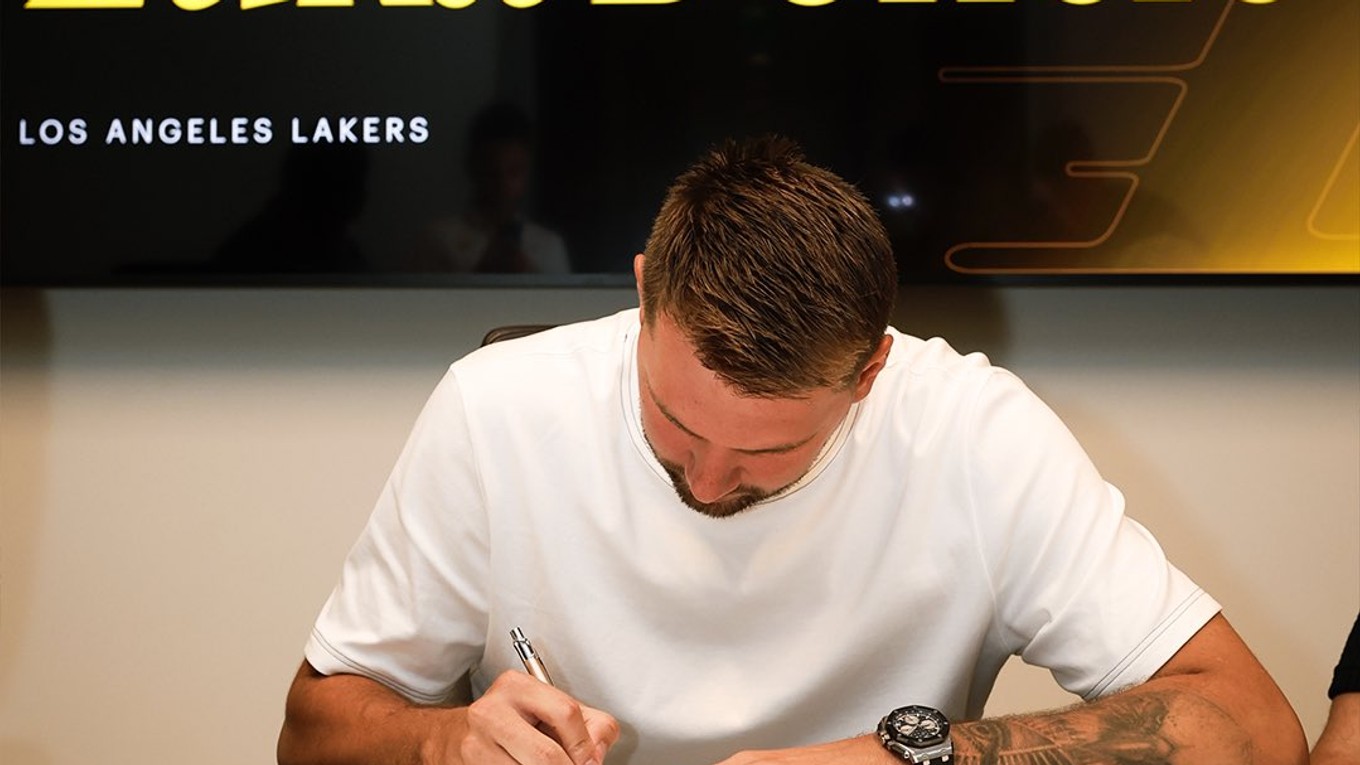 Luka Dončič pri podpise zmluvy. 