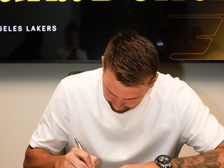 Luka Dončič pri podpise zmluvy. 