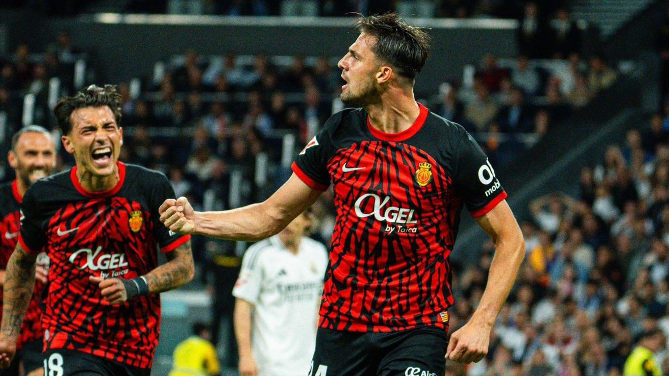 Slovenský futbalista Martin Valjent z RCD Mallorca oslavuje gól