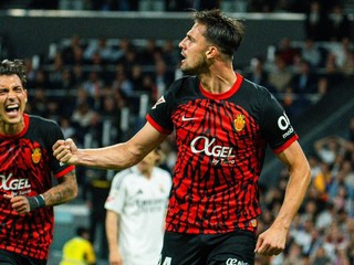 Slovenský futbalista Martin Valjent z RCD Mallorca oslavuje gól