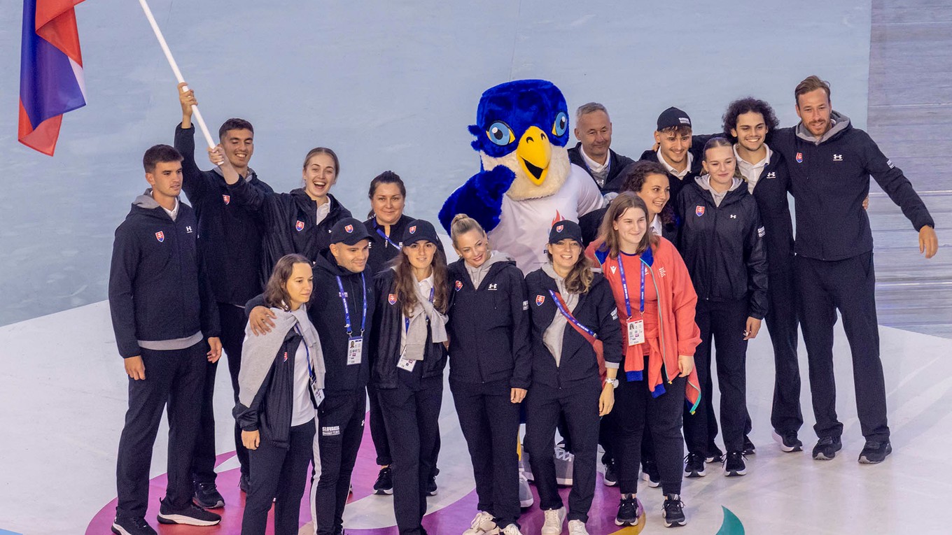 Slovenskí reprezentanti počas otváracieho ceremoniálu na Svetoých univerzitných hrách 2025.