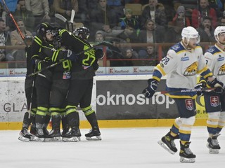 Hokejisti Žiliny sa tešia z gólu v zápase proti Humennému. 