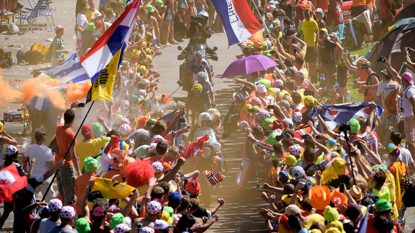 Počas Tour de France zaplavia stúpanie Alpe d'Huez tisícky  fanúšikov.
