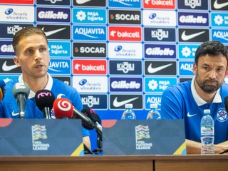 Peter Pekarík a dočasný tréner slovenskej reprezentácie Samuel Slovák pred zápasom s Azerbajdžanom.