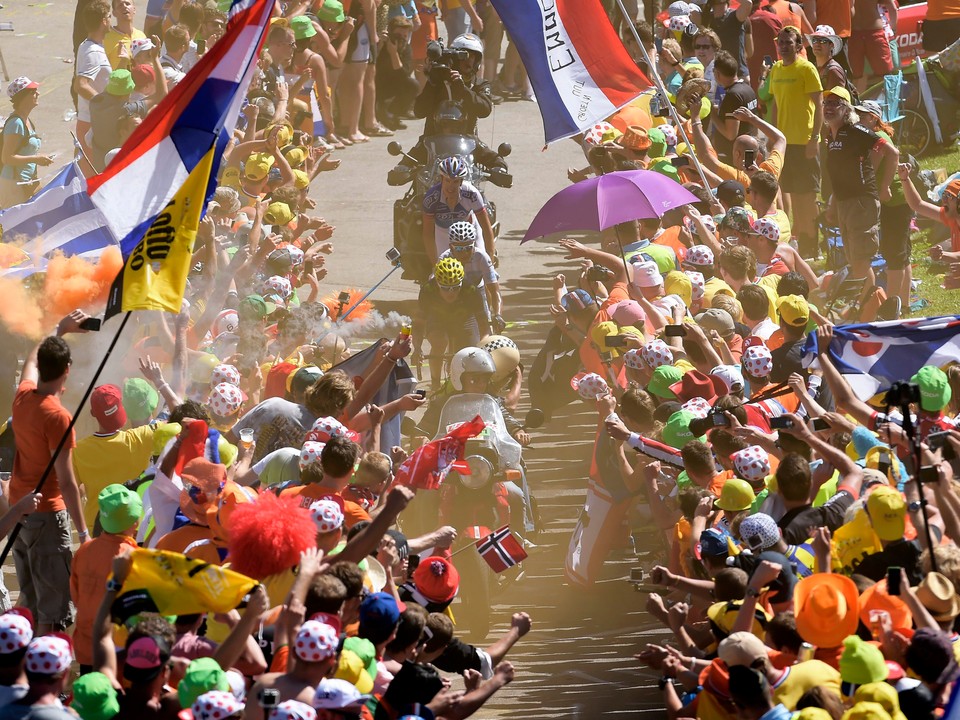 Počas Tour de France zaplavia stúpanie Alpe d'Huez tisícky  fanúšikov.