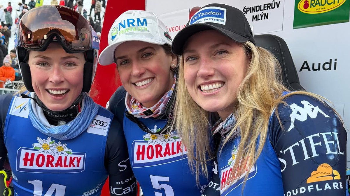 Zľava Mikaela Shiffrinová, Paula Moltzanová a Nina O'Brienová počas pretekov v Špindlerovom Mlyne 2026. 