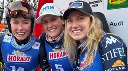 Zľava Mikaela Shiffrinová, Paula Moltzanová a Nina O'Brienová počas pretekov v Špindlerovom Mlyne 2026.