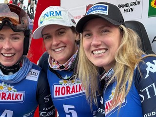 Zľava Mikaela Shiffrinová, Paula Moltzanová a Nina O'Brienová počas pretekov v Špindlerovom Mlyne 2026.