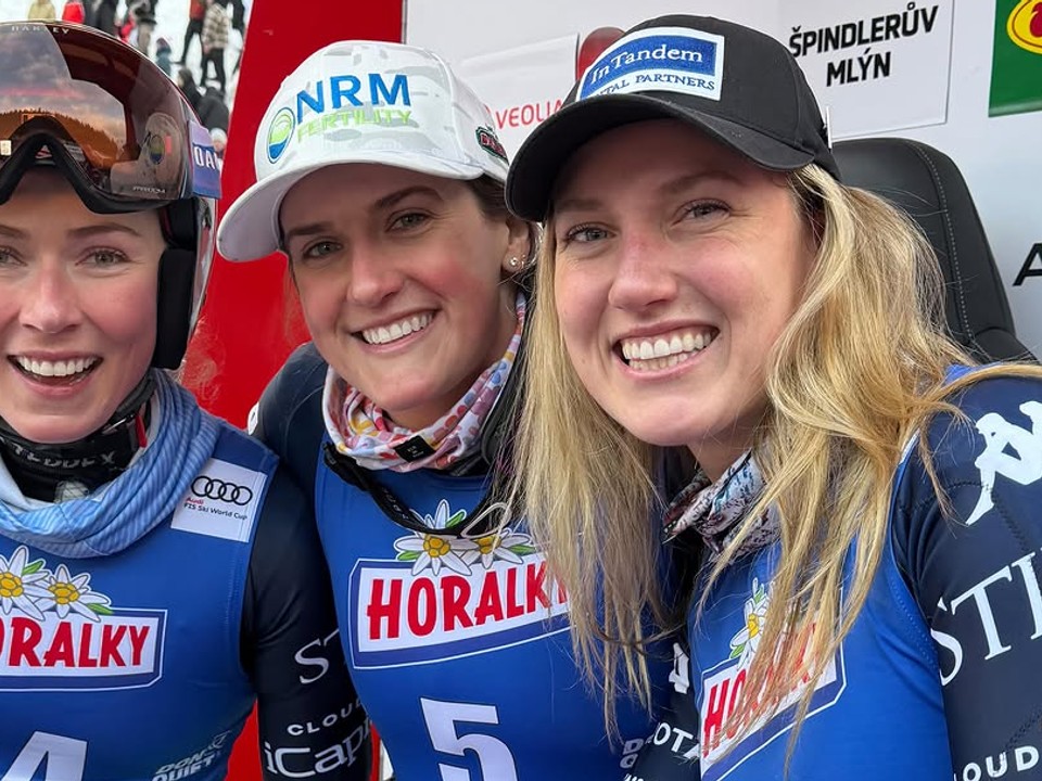 Zľava Mikaela Shiffrinová, Paula Moltzanová a Nina O'Brienová počas pretekov v Špindlerovom Mlyne 2026. 