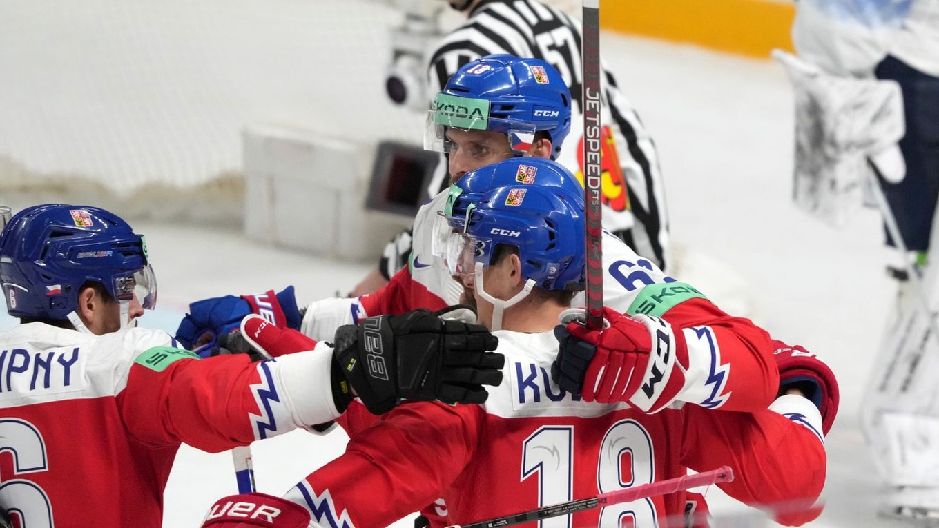 Českí hokejisti sa tešia po strelenom góle v zápase Česko - Slovinsko na MS v hokeji 2023.