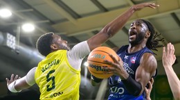 Zľava Keith Andre Wesson (Levice) a Jordan Lamont Jones (Nitra)