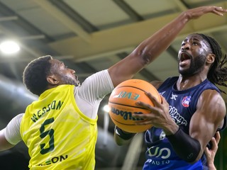 Zľava Keith Andre Wesson (Levice) a Jordan Lamont Jones (Nitra)
