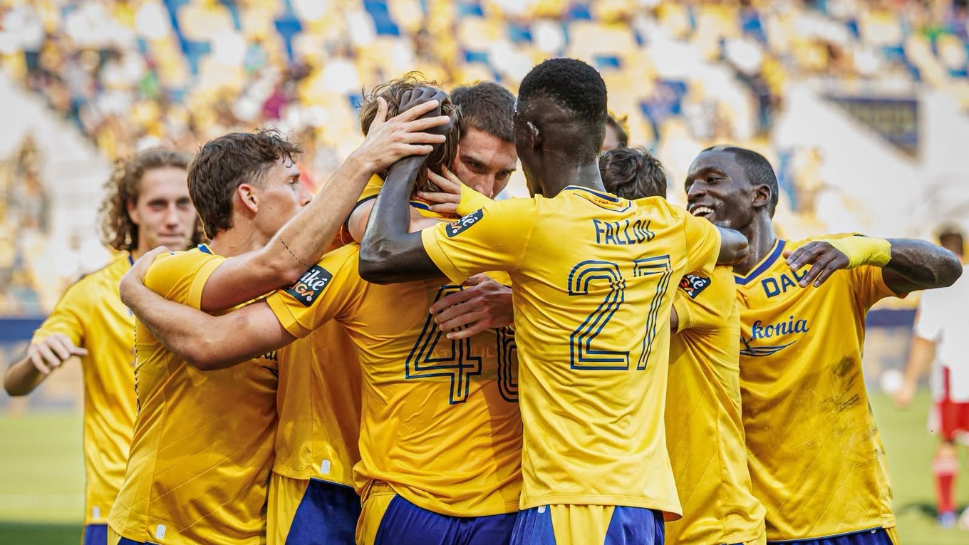 Futbalisti FC DAC 1904 Dunajská Streda oslavujú gól.