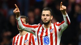 Slovenský futbalista Dávid Hancko v zápase proti Barcelone.