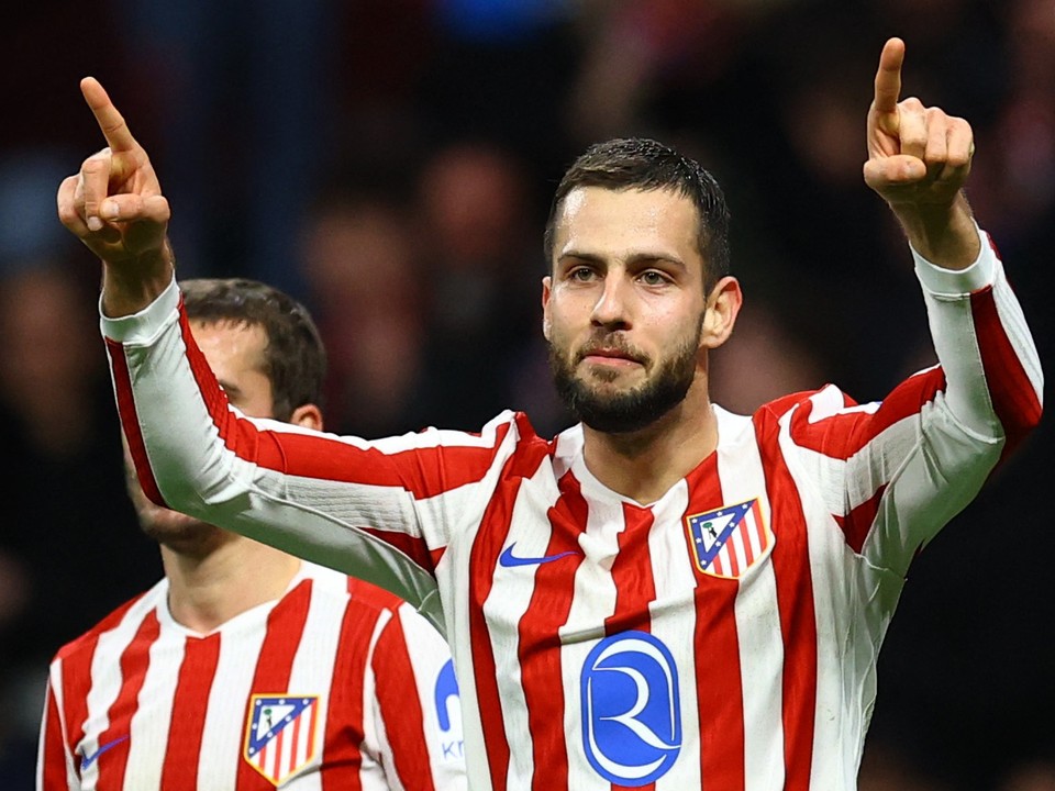 Slovenský futbalista Dávid Hancko v zápase proti Barcelone.