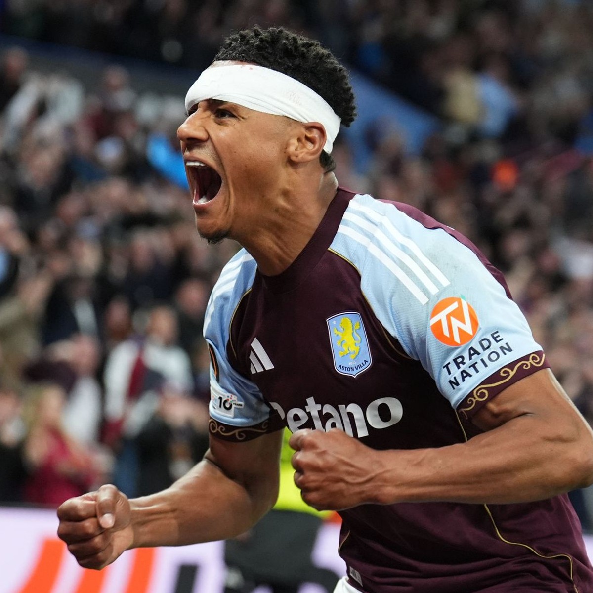 Ollie Watkins oslavuje gól.