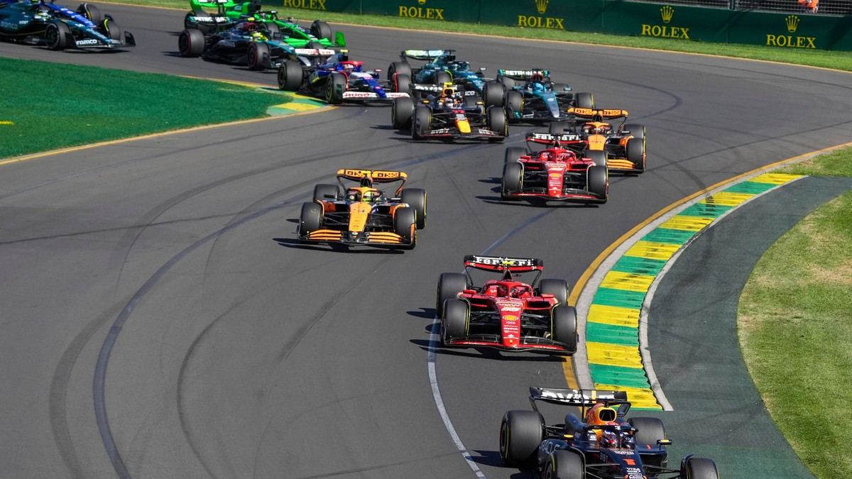 Max Verstappen (v popredí) po štarte Veľkej ceny Austrálie 2024.