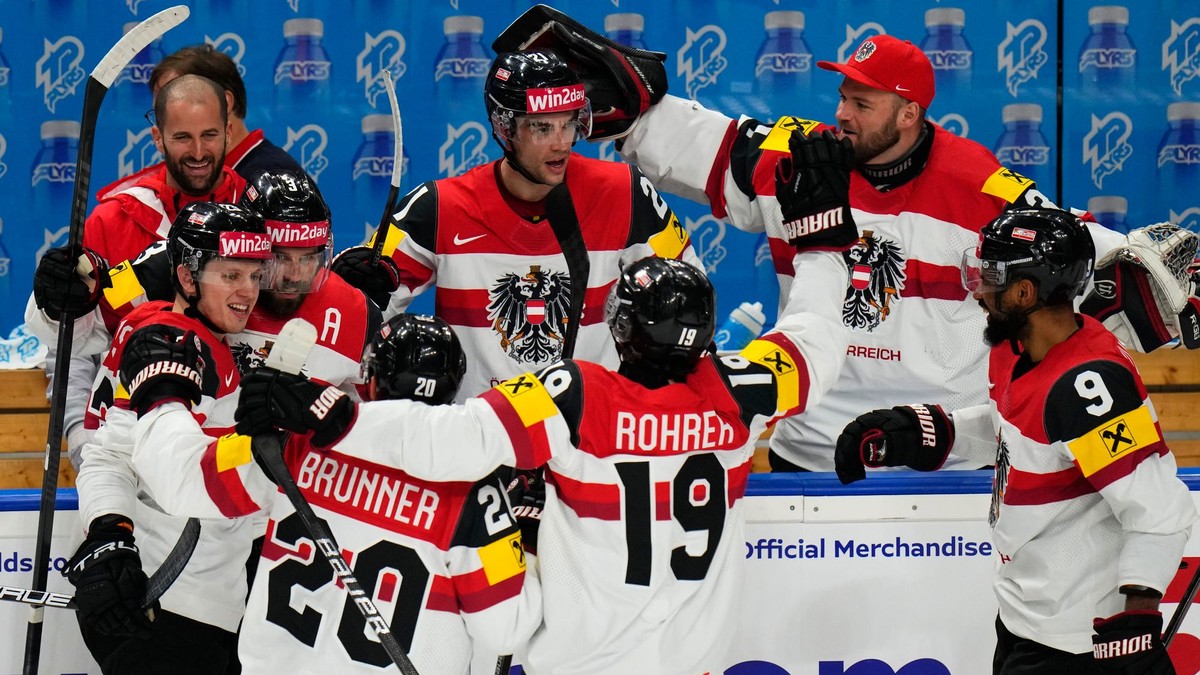 Peter Schneider oslavuje gól so spoluhráčmi v zápase Nórsko - Rakúsko na MS v hokeji 2024. 