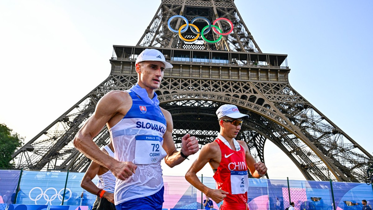 Slovenský chodec Dominik Černý na trati počas chôdze mužov na 20 km.