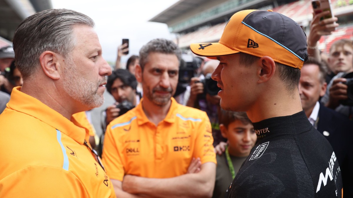 Zľava šéf McLarenu Zak Brown, pretekový inžinier Andrea Stella a jazdec Lando Norris. 