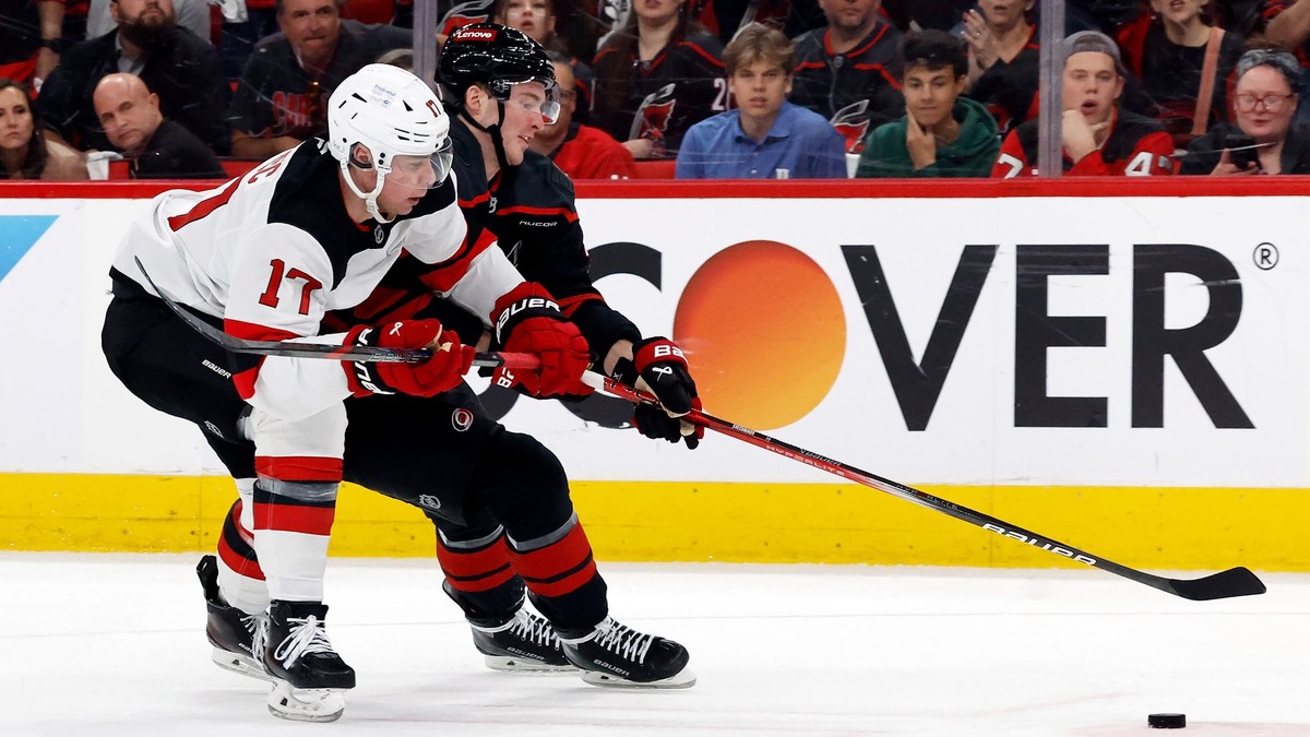 Šimon Nemec (vľavo) a Andrej Svečnikov v 2. zápase 1. kola play-off NHL Carolina Hurricanes - New Jersey Devils.