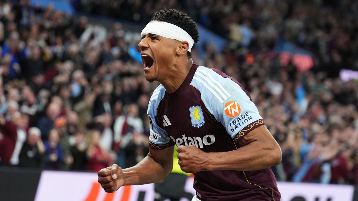 Ollie Watkins oslavuje gól.