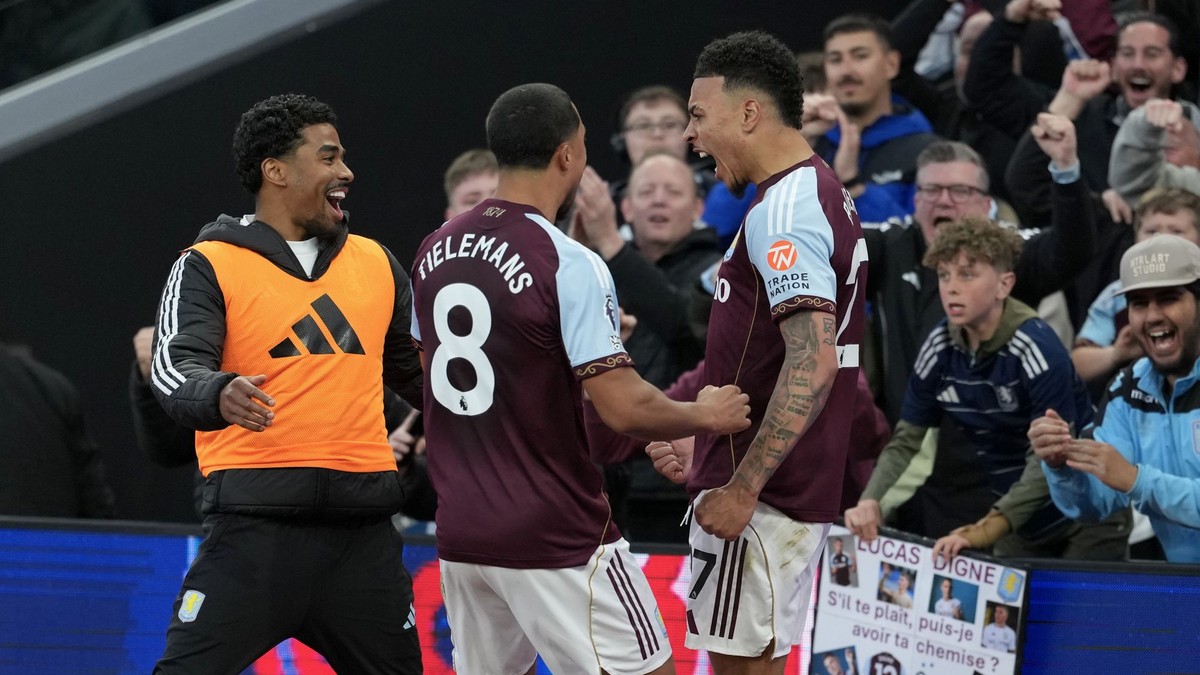 Aston Villa oslavuje gól. 