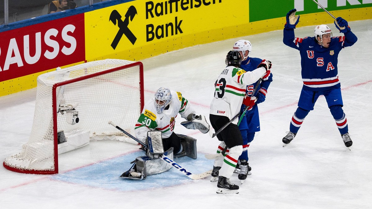 Americký hokejista Ryan Leonard (vpravo) sa raduje z gólu v zápase USA - Maďarsko.