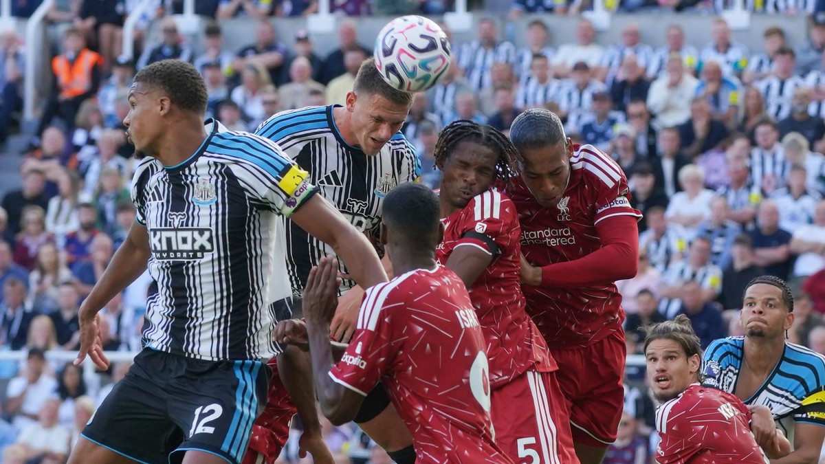 Virgil van Dijk (vpravo) v drese Liverpoolu proti Newcastlu.